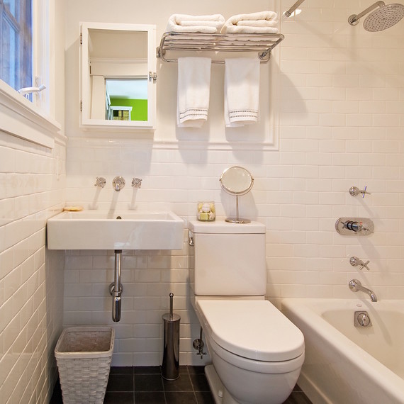 organized-small-white-bathroom-1016.jpg (skyword:356944)