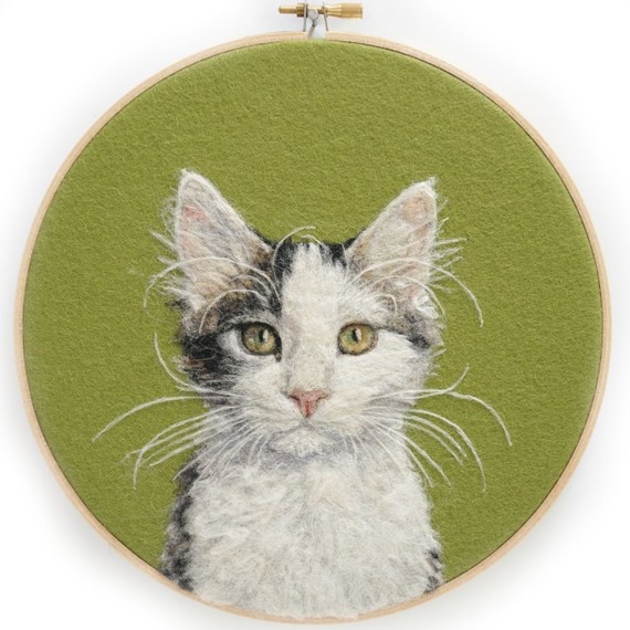 felt-art-cat-on-green felt-art-cat-on-green