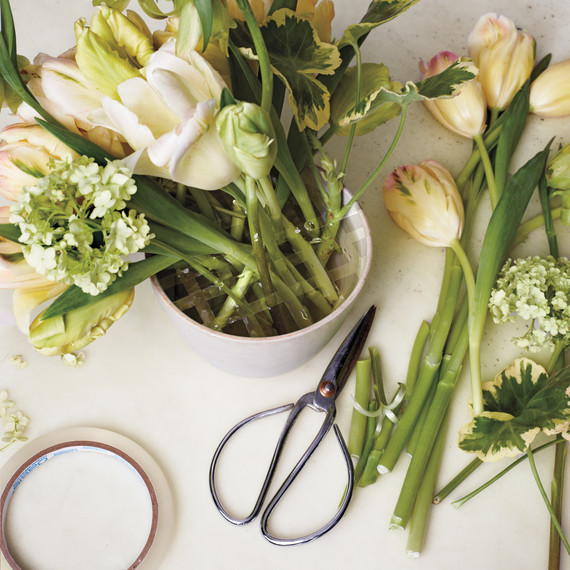 how-to-flower-arrangement-04-d111001.jpg