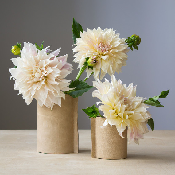 david_stark_design_diy_leather_vase_w_flowers4.jpg (skyword:322878)