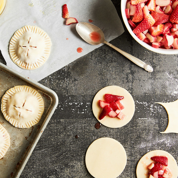 martha_stewart_strawberry_rhubarb_mini_pies1873.jpg (skyword:242263)