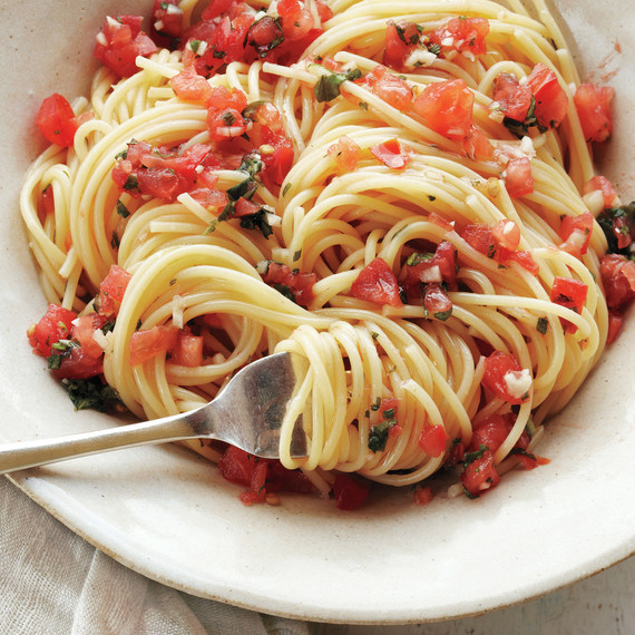 Pasta with Fresh Tomato Sauce Pasta with Fresh Tomato Sauce