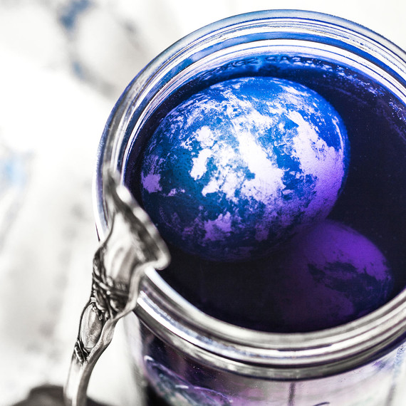 true-blue-natural-easter-egg-dyeing-04.jpg