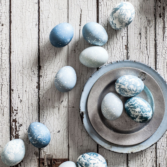true-blue-natural-easter-egg-dyeing-05.jpg