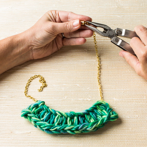 fingerknit-statement-necklace-0915-F-15.jpg (skyword:188326)