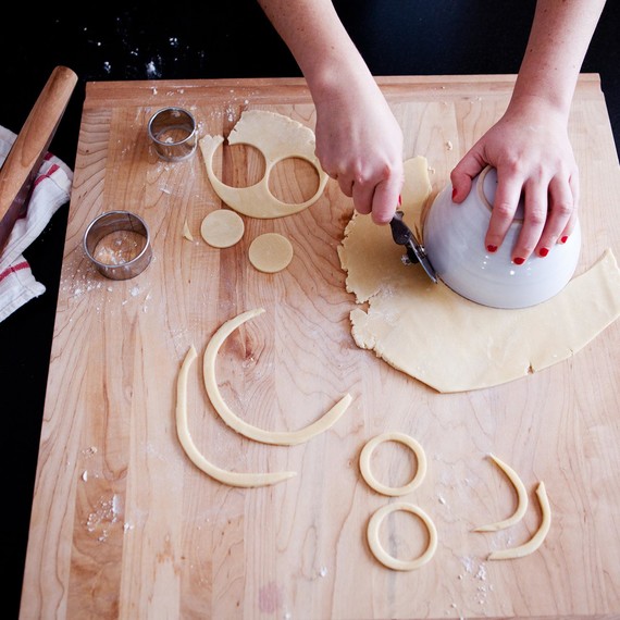 Cutting dough for the knot