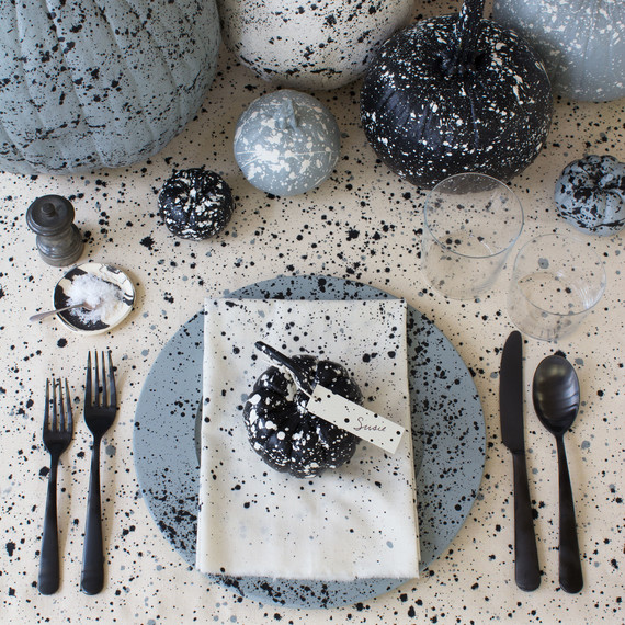 splatter-pumpkin-paint-table-setting splatter-pumpkin-paint-table-setting