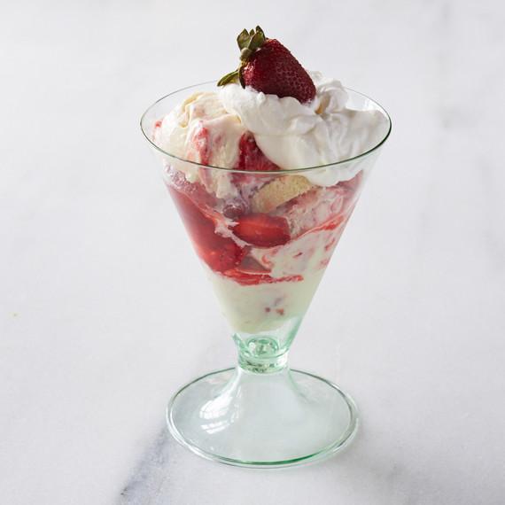 icecream-sundae-strawberry-305-d112073-0515.jpg