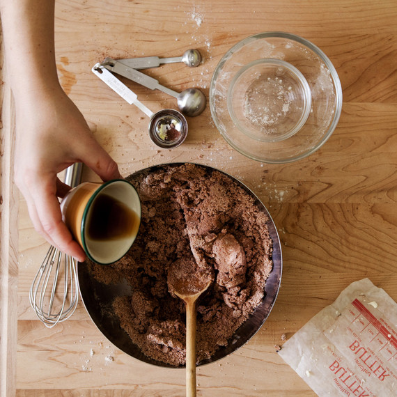 piebox-contributor-chocolate-crust-pour0414.jpg