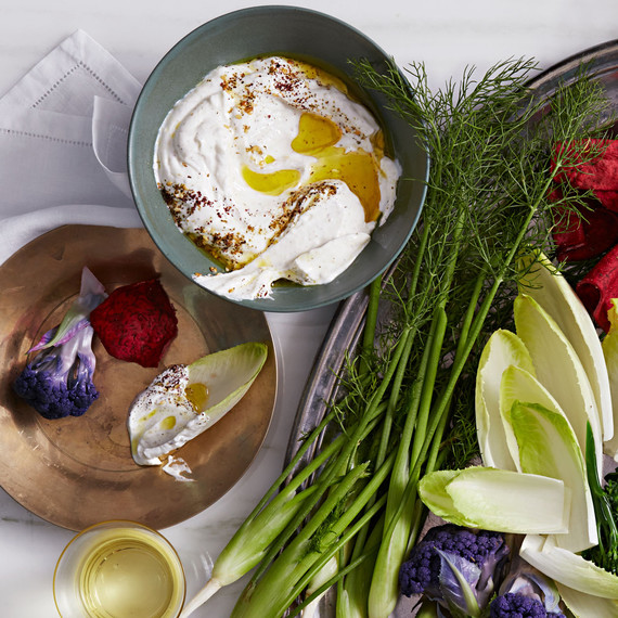 酸奶-dip-with-crudites-and-chips-102797947.jpg