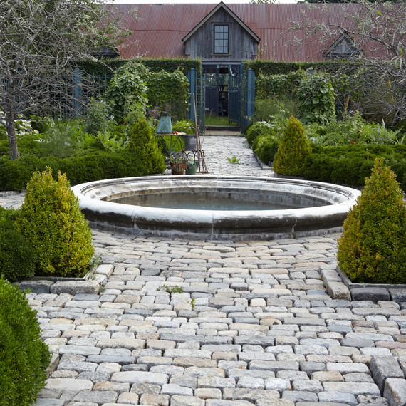 garden-filippone-boxwood082613-msl-d110553-02.jpg
