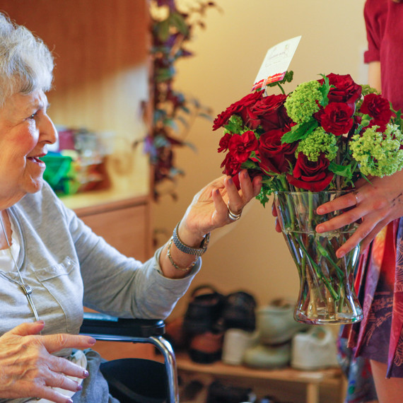 patient-receiving-flowers patient-receiving-flowers
