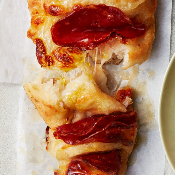 cheesy-sopressata-pull-apart-bread-259-d113096.jpg