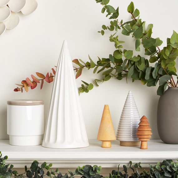 Scandinavian-inspired mantle white with wooden trees greenery