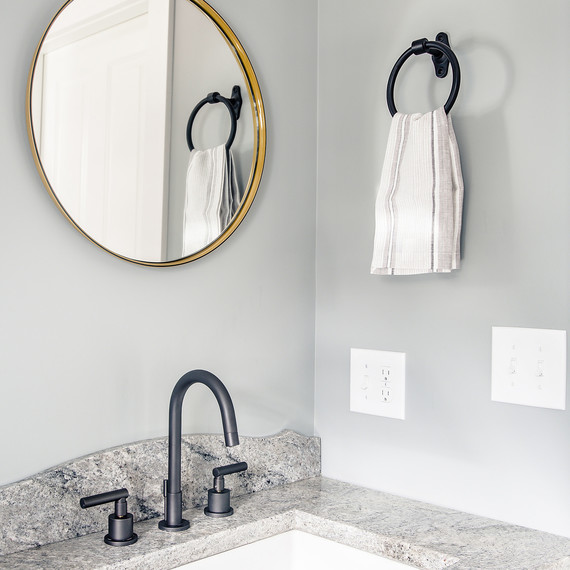 09-powder-room-neutrals-freeport-farmhouse-1112.jpg (skyword:201687)