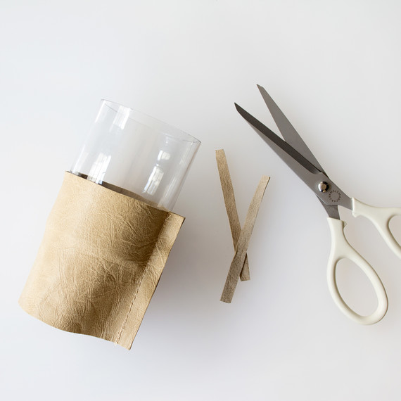 david_stark_design_diy_leather_vase_apply_cover_trim.jpg (skyword:322875)