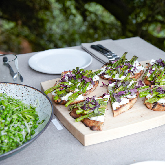 grilled-olive-bread-asparagus-la-easter-d110200.jpg