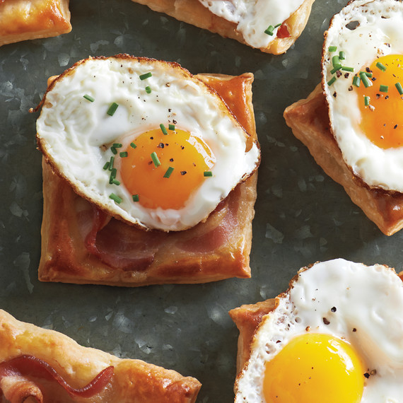 fried-egg-and-bacon-puff-pastry-squares-md109548.jpg