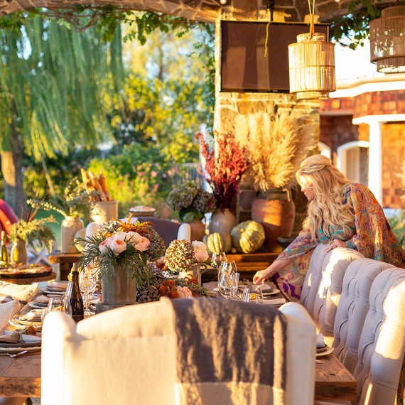 jessica simpson friendsgiving setting table 杰西卡·辛普森友谊开场表