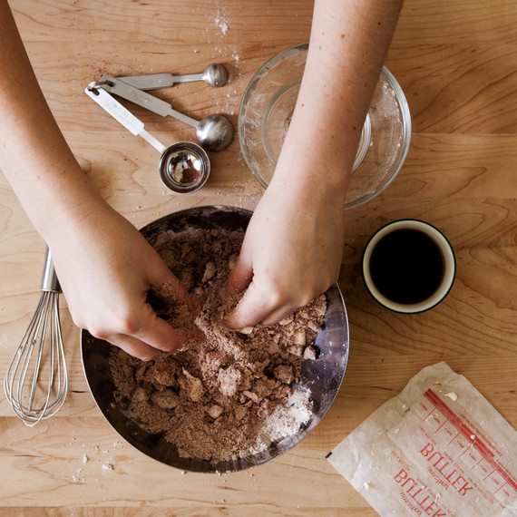 piebox-contributor-chocolate-crust-mix-hands0414.jpg