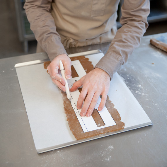 downton-gingerbread-score-dough-9688-d111800-1214.jpg