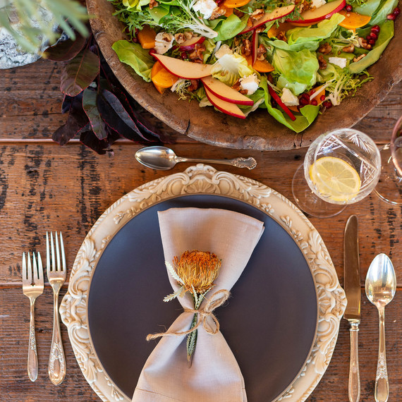 jessica simpson friendsgiving plate with napkin and salad 杰西卡·辛普森朋友餐盘配餐巾纸和沙拉