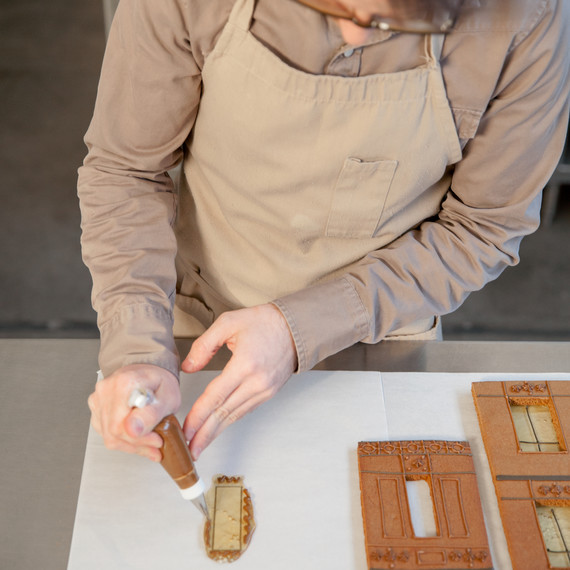 downton-gingerbread-gluing-windows-9647-d111800-1214.jpg