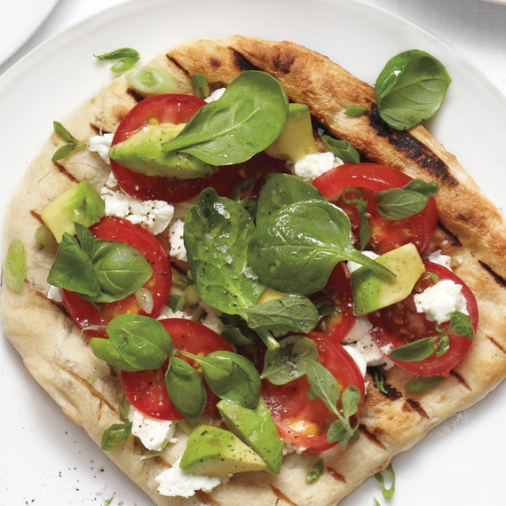 grilled-pizzas-with-tomatoes-and-avocado-d107287-0715.jpg