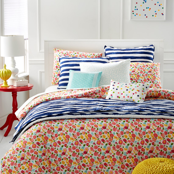 msmacys-whim-prettyinpoppy-comforter-environmental2-mrkt-0115.jpg