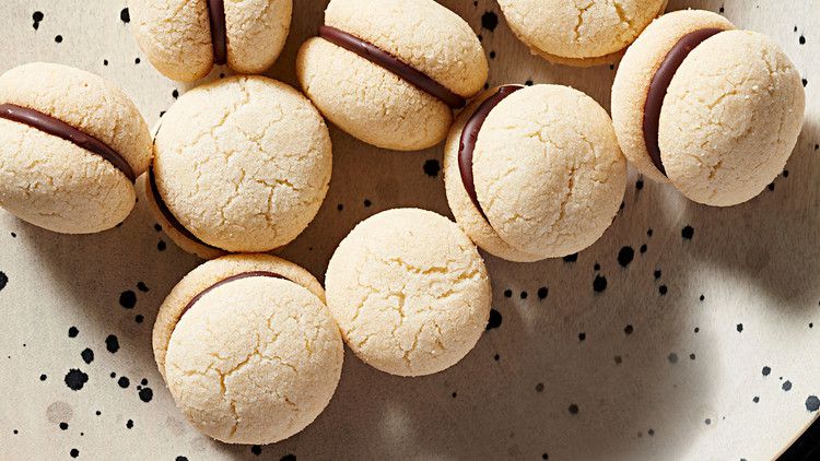 Mini Chocolate-Filled Cookies (Baci di Dama)_image