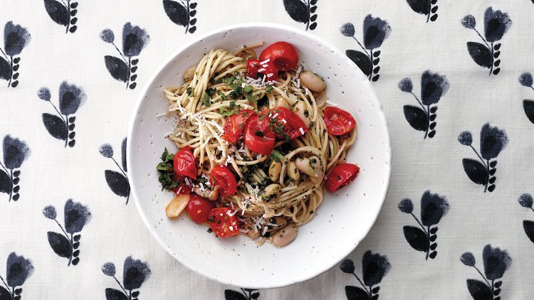 Herbed Spaghetti with Tomatoes and White Beans_image
