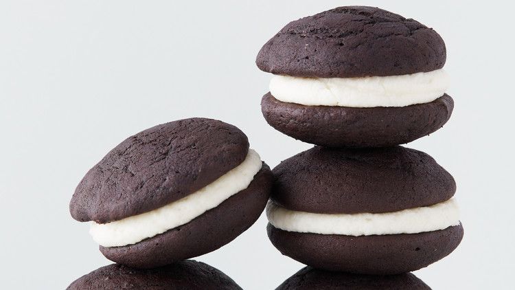 Chocolate Whoopie Pies with Vanilla Buttercream Filling_image