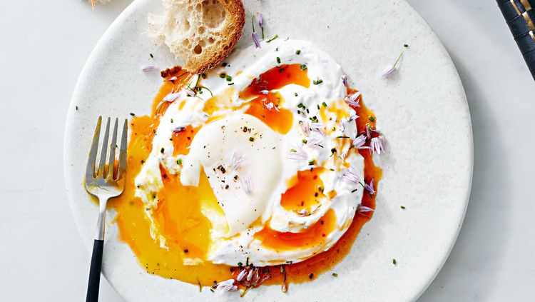 Poached Eggs with Yogurt and Spicy Butter_image