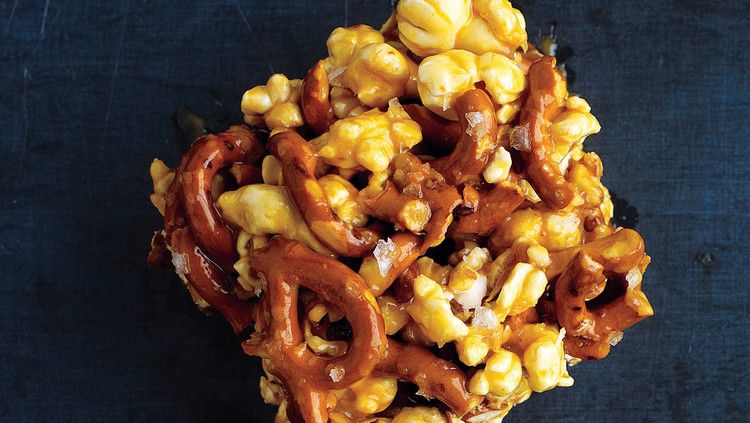 Chewy Caramel Popcorn and Pretzel Bars_image
