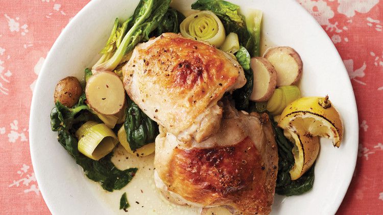Broiled Skillet Chicken with Leeks, Potatoes, and Spinach_image
